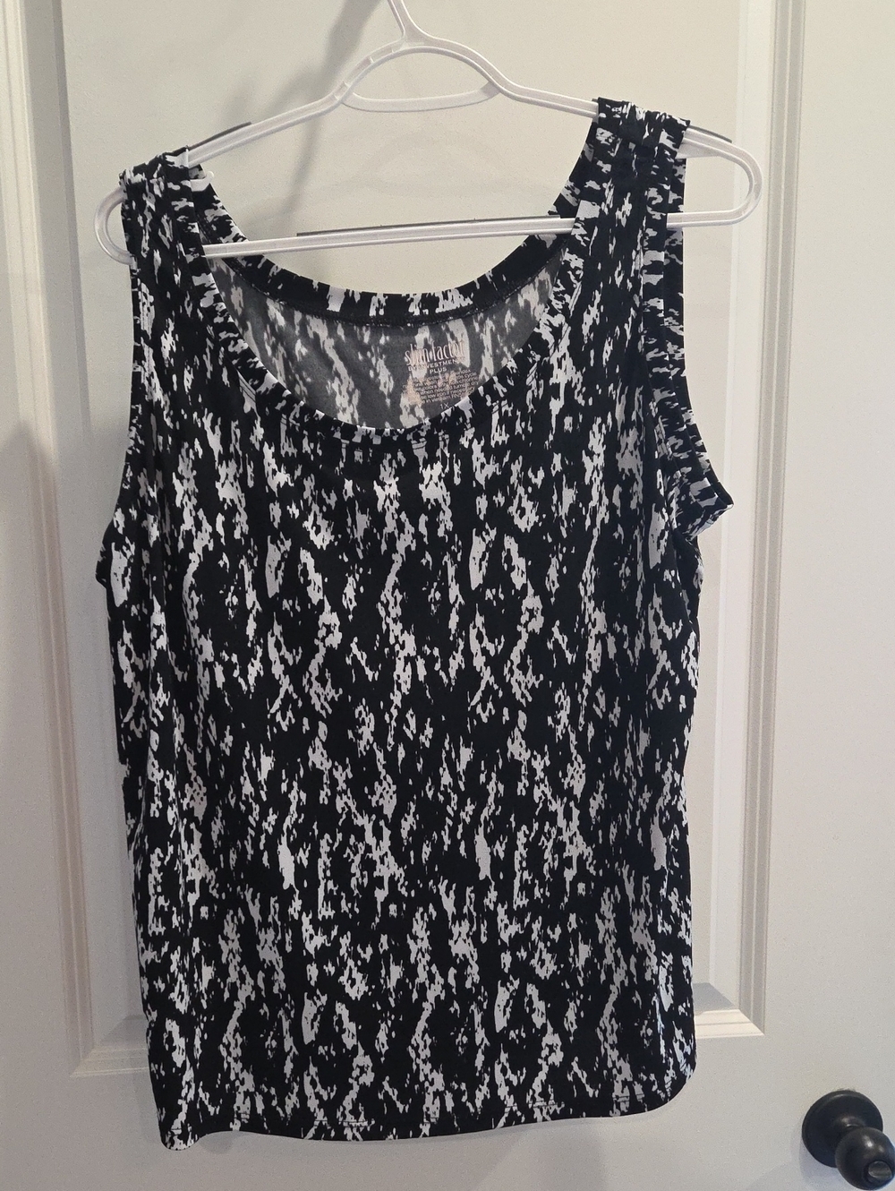 Slim Factory Investments Black & White Abstract Print Tank Top